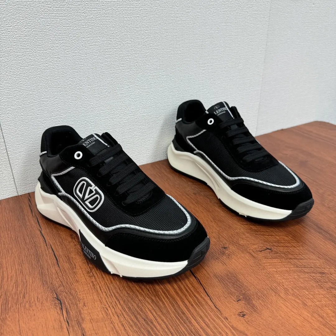 [Valentino] Top P: 820💰 Size: 39-44 leather shoe size (can be customized 38.45 cannot be returned or exchanged) VALENTION/Valentino FREEDOTS series new spring and summer men's sports shoes Lightweight and breathable casual thick-soled men's shoes Classic contrasting splicing design Suede cowhide stitching nappa calfskin + breathable technical mesh material Hot glue brand pattern badge logo details Delicate calfskin feet Lightweight mesh lining, ultra-light TPU foam rubber outsole, sports version, thick-soled style design, easy and versatile, multiple colors available, able to meet various matching needs, complete package! Item number: HL6688 black